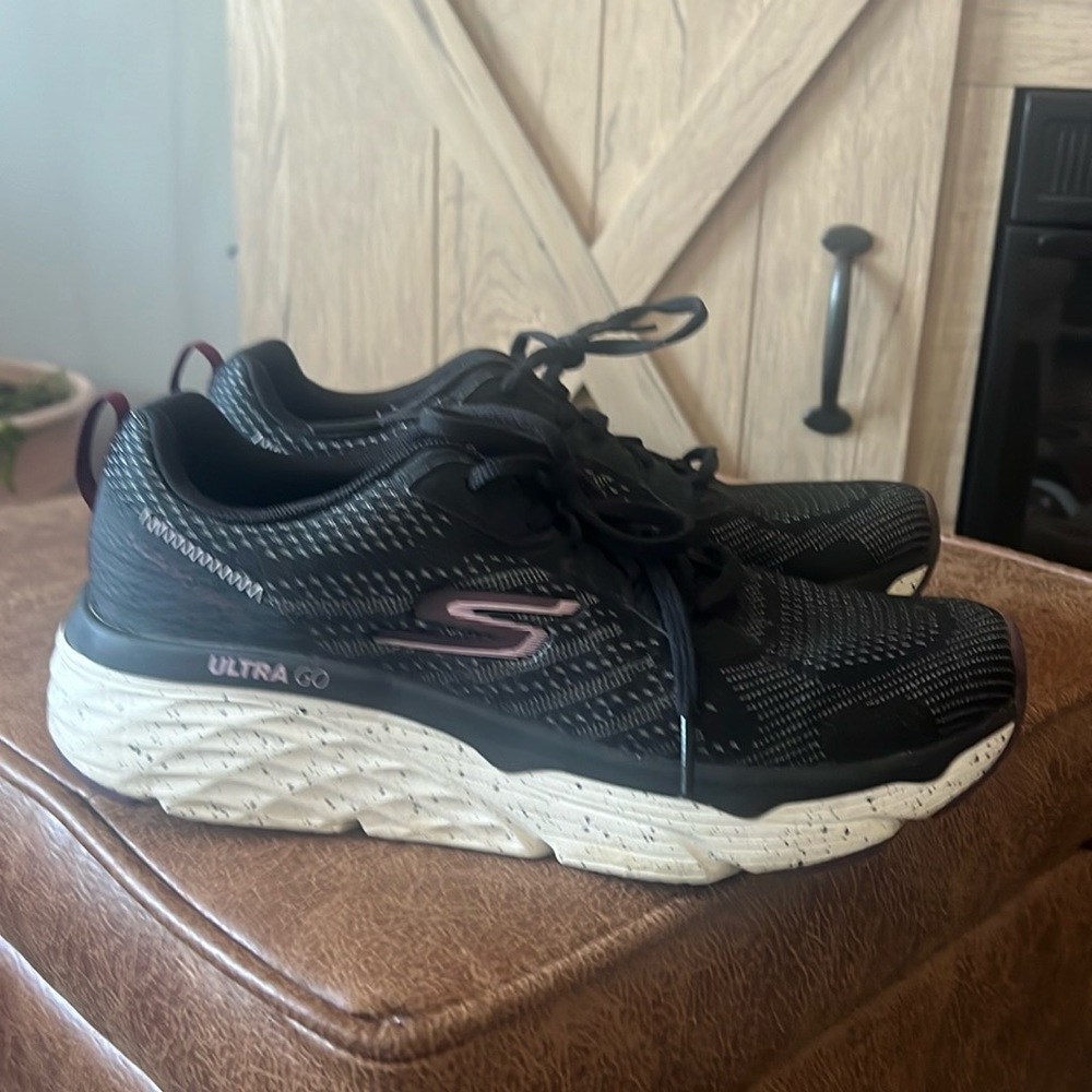Skechers max cushion